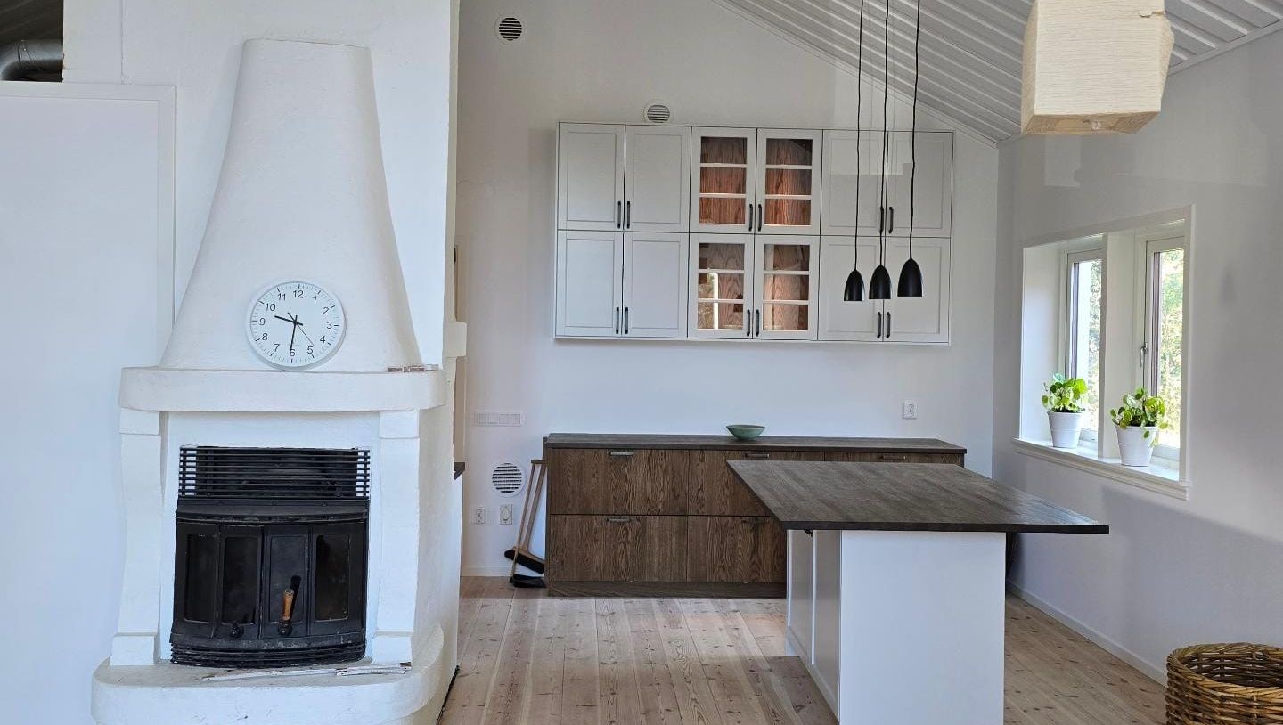 Renoveringspersonal och kund poserar