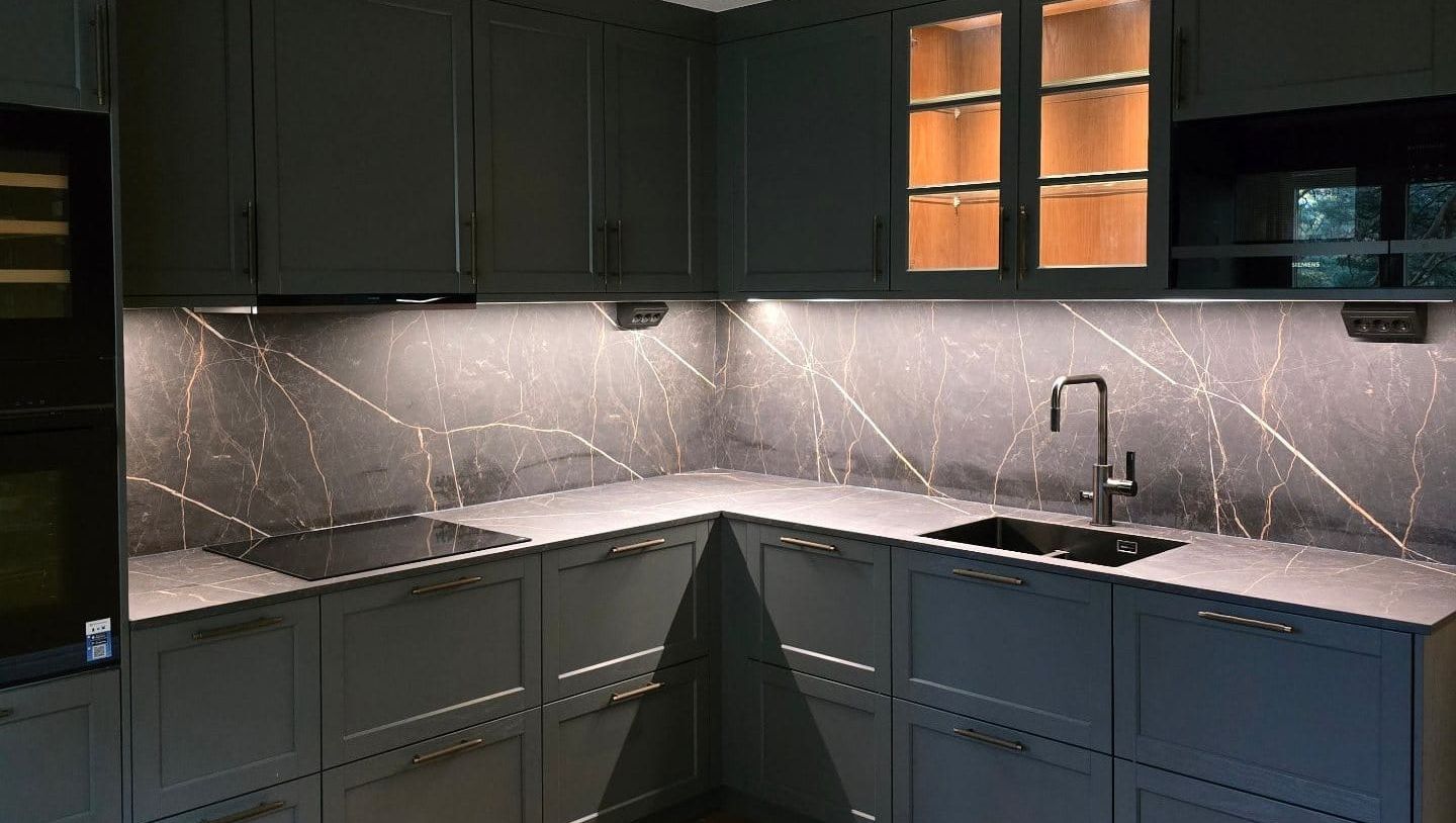 Händer som arbetar med kablar