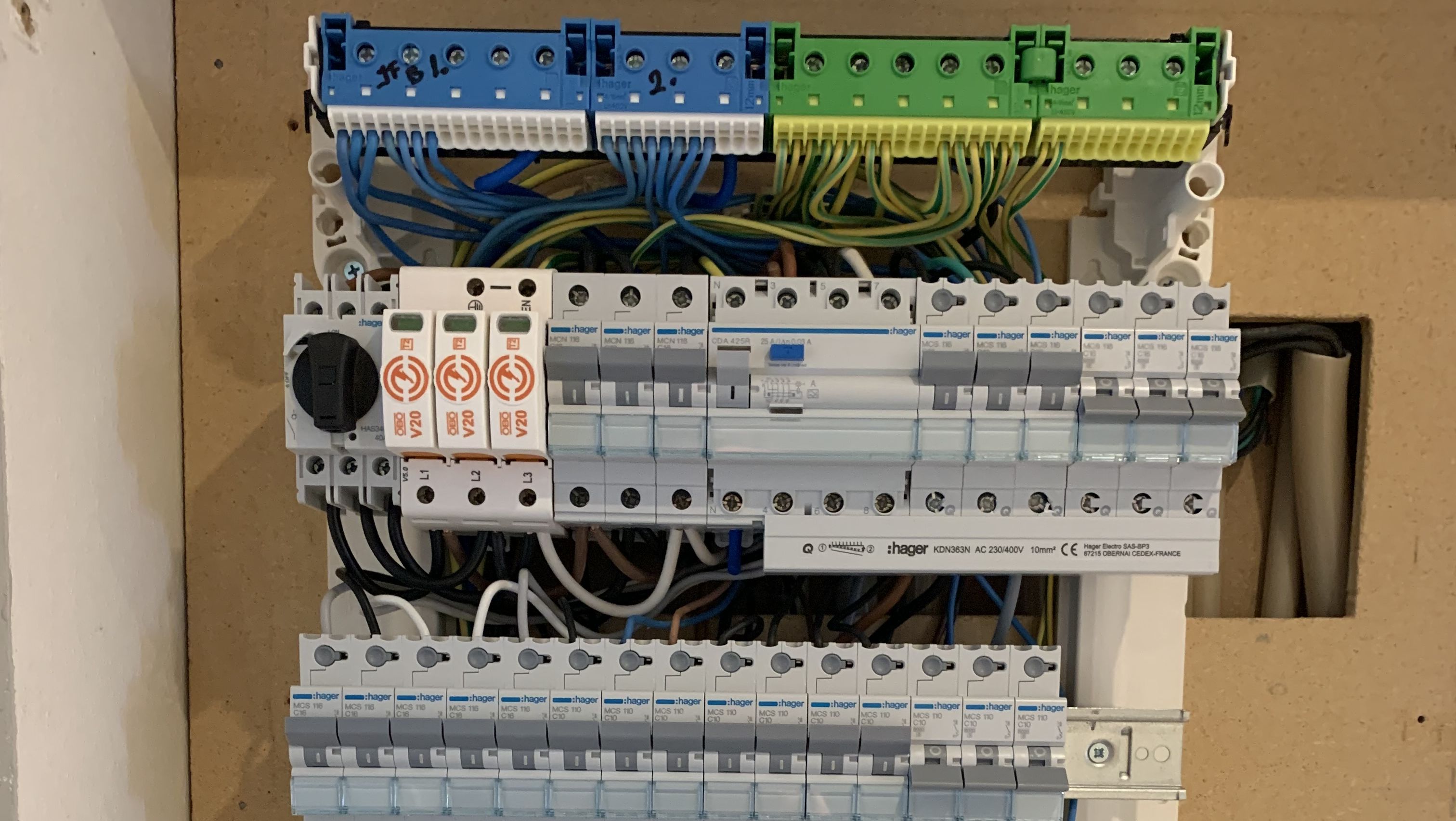 Installera taklampa med skruvmejsel